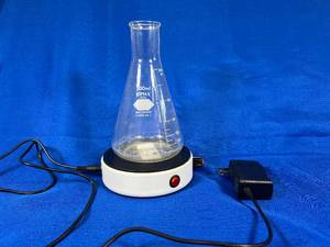 lot 38 image: Stir Plate With Stir Bar & 500ml Erlenmeyer Flask (USED)