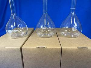 lot 53 image: 3 500 mL Volumetric Flasks