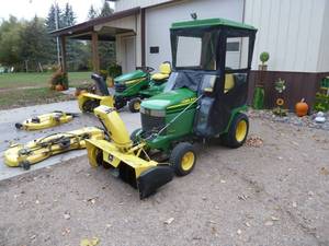 lot 3 image: John Deere 345 Lawn Tractor WCab