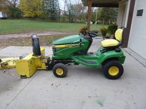 lot 4 image: John Deere X300 Lawn Tractor