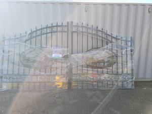 lot 21 image: Great Bear Iron Gate Set 14