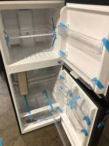 Magic Chef 10.1 cu. ft. Top Freezer Refrigerator in Black Damaged on Top   Customer Returns See Pictures
