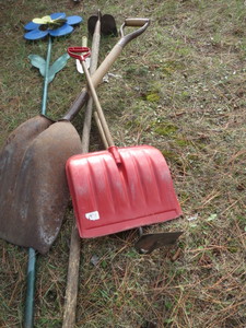 lot 113 image: Garden Tools