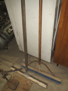 lot 181 image: Push Broom 