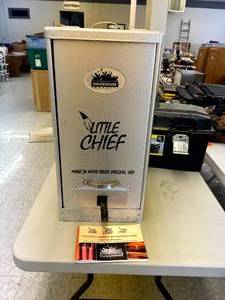 lot 5 image: Smokehouse Little Chief Smoker Model 9900