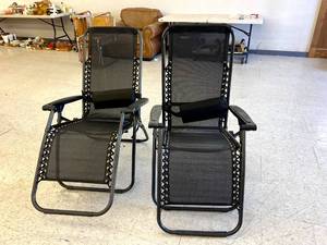 lot 9 image: Pair of Reclining Patio Chairs
