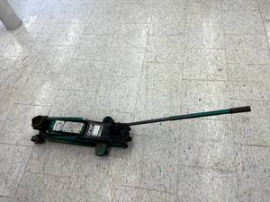 lot 11 image: 1 12 Ton Hydraulic Floor Jack