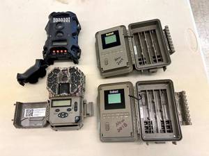 lot 14 image: Trail Cameras