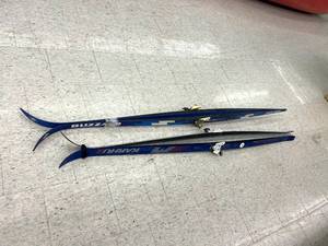 lot 20 image: 2 Sets Snow Skis