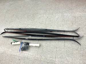 lot 21 image: Snow Skis & Bindings