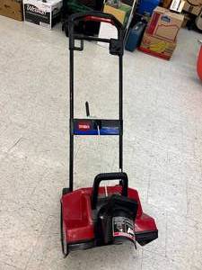 lot 25 image: Toro Power Curve 1800 Electric Snow Thrower