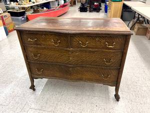 lot 26 image: Antique Dresser