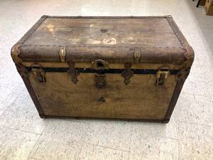 lot 28 image: Vintage Chest