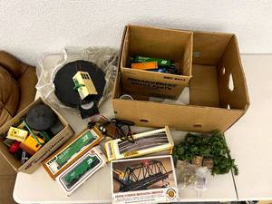 lot 58 image: Tyco HO Scale Electric Train