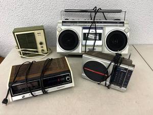 lot 89 image: Radios