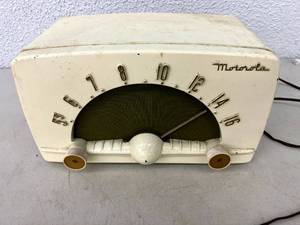 lot 93 image: Vintage Motorola Radio