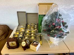 lot 98 image: Unique Clocks & Holiday Items