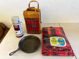 lot 100 image: Mixed Collectibles Lot