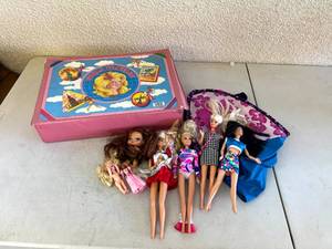 lot 101 image: Dolls & Case