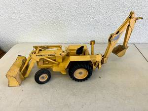 lot 115 image: Ford 755A Tractor