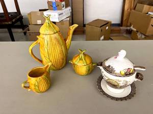 lot 125 image: Corn Theme Servers & Turkey Gravy Bowl