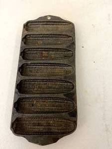 lot 129 image: Griswold No 273 Cast Iron Crispy Corn Stick Pan