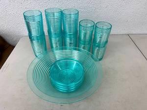 lot 130 image: Turquoise Plastic Dishware