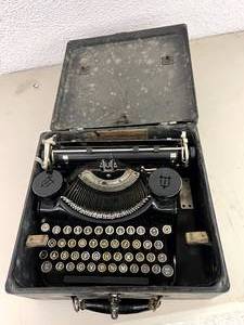 lot 165 image: Underwood Typewriter