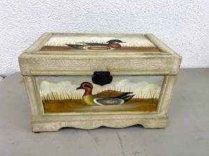 lot 183 image: Decorative Box & Contents