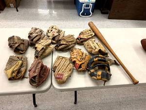 lot 195 image: Vintage Baseball Gloves & Catchers Mask