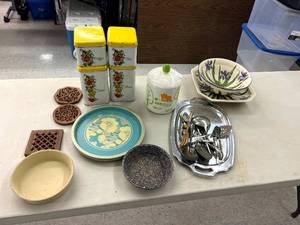 lot 203 image: Kitchen Items
