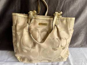 lot 41 image: Coach Gold Shoulderbag Tote Purse