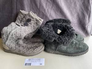 lot 54 image: Lot of 2 Womens Ugg Boots Size 8