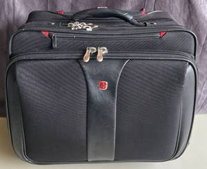 lot 57 image: Swiss Gear Large Rolling Laptop Suitcase