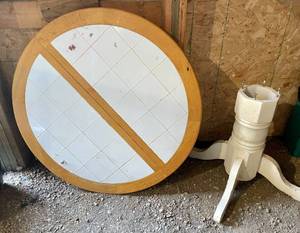lot 171 image: Round Pedestal White Kitchen Table