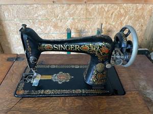 lot 167 image: 1910 Antique Singer Sewing Machine 66-1 with Manual
