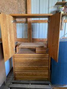lot 162 image: Blackhawk Furniture Solid Oak Entertainment Center TV Stand