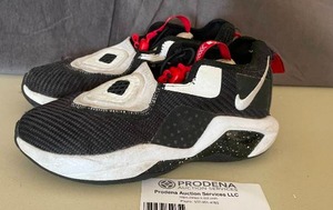 lot 90 image: Nike Lebron James Lebron Soldier XIV Basketball Shoes Youth Size 6