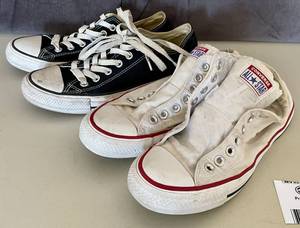 lot 93 image: 2 Pair of Converse Chuck Taylor Shoes Womens Sz 8 or Mens Sz 6