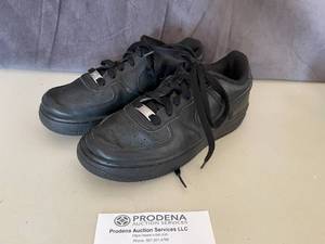 lot 98 image: Nike Youth AF1 AIr Force 1 07 Athletic Shoes Size 4.5Y