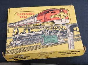 lot 1 image: LIONEL HO TRAIN SET