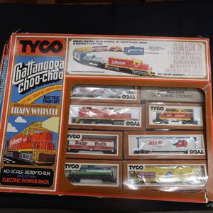 lot 3 image: TYCO CHATTANOOGA CHOO-CHOO TRAIN SET