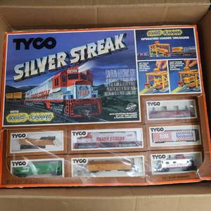 lot 5 image: TYCO SILVER STREAK ELECTRIC TRAIN SET