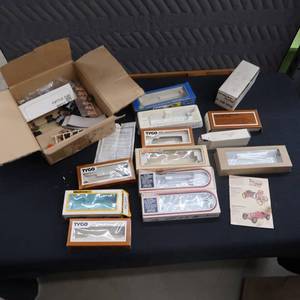 lot 12 image: ASSORTMENT OF MISC TRAIN BOXES. AND ODDS AND ENDS