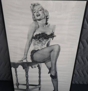 lot 13 image: FRAMED MARILYN MONROE POSTER