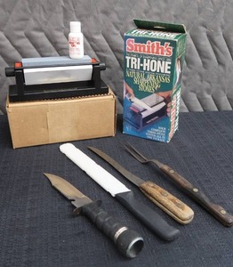 lot 23 image: NEW SMITHS TRI-HONE   KNIVES