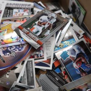 lot 43 image: MISC LOT OF FOOTBALL CARDS