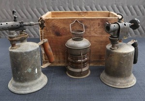lot 54 image: VINTAGE REMINGTON EXPRESS BOX WITH BRASS BLOW TORCHES