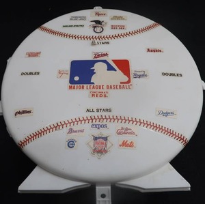 lot 58 image: VINTAGE BASEBALL CARD CASE WITH CARDS