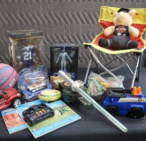 lot 63 image: COLLECTIBLE AND KID LOT